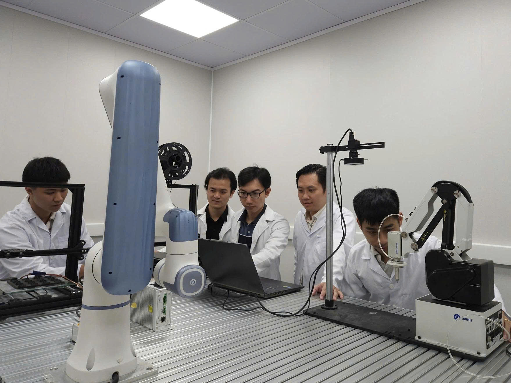 AVA Cung Cấp Giải Pháp Cánh Tay Robot Cho Dự Án Phòng Thí Nghiệm Tự Động